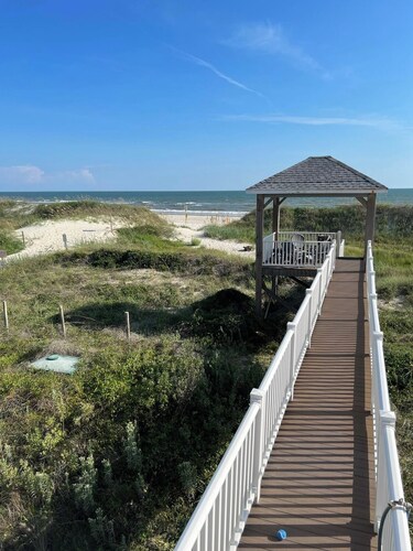 Oceanfront Beach House Amazing family location close to pier, new deck, updated.