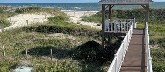 Oceanfront Beach House Amazing family location close to pier, new deck, updated.