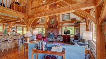 Smart TV, chimenea, reproductor de DVD y libros