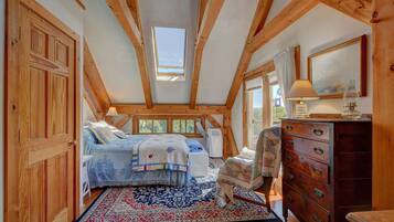 3 bedrooms, desk, iron/ironing board, free WiFi