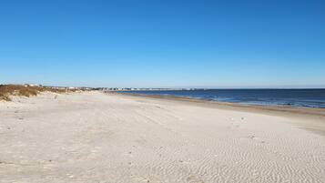 En la playa, camastros y toallas de playa