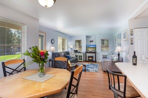 Dining - Alpine Escape (2 Bed/2 Bath) (Leavenworth)