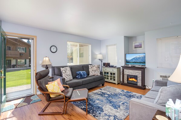 TV, fireplace, DVD player, video library - Alpine Escape (2 Bed/2 Bath) (Leavenworth)