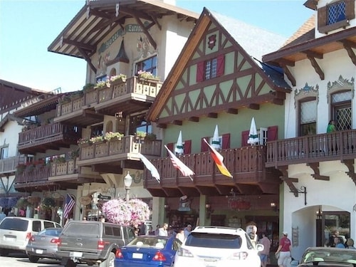 Alpine Escape (2 Bed/2 Bath)