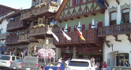 Alpine Escape (2 Bed/2 Bath)