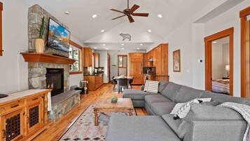 Fernseher, Kamin, Stereoanlage