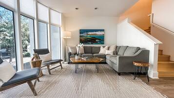 TV connectée, lecteur de DVD, livres, vidéothèque