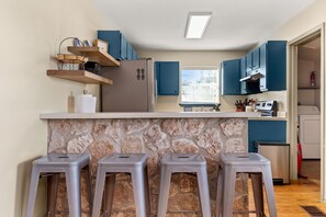 Refrigerador, microondas, horno y parrilla de estufa 