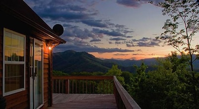 Over The Edge (near the Nantahala Outdoor Center) WiFi Hot Tub