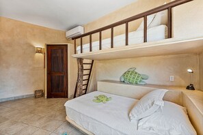 2 habitaciones, tabla de planchar con plancha y cuna de viaje 