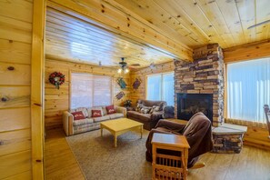 TV, fireplace - S`more Fun Cabin great location in Strawberry & perfect homebase for activities (Duck Creek Village)