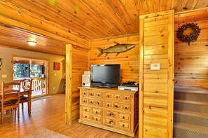Interior - S`more Fun Cabin great location in Strawberry & perfect homebase for activities (Duck Creek Village)