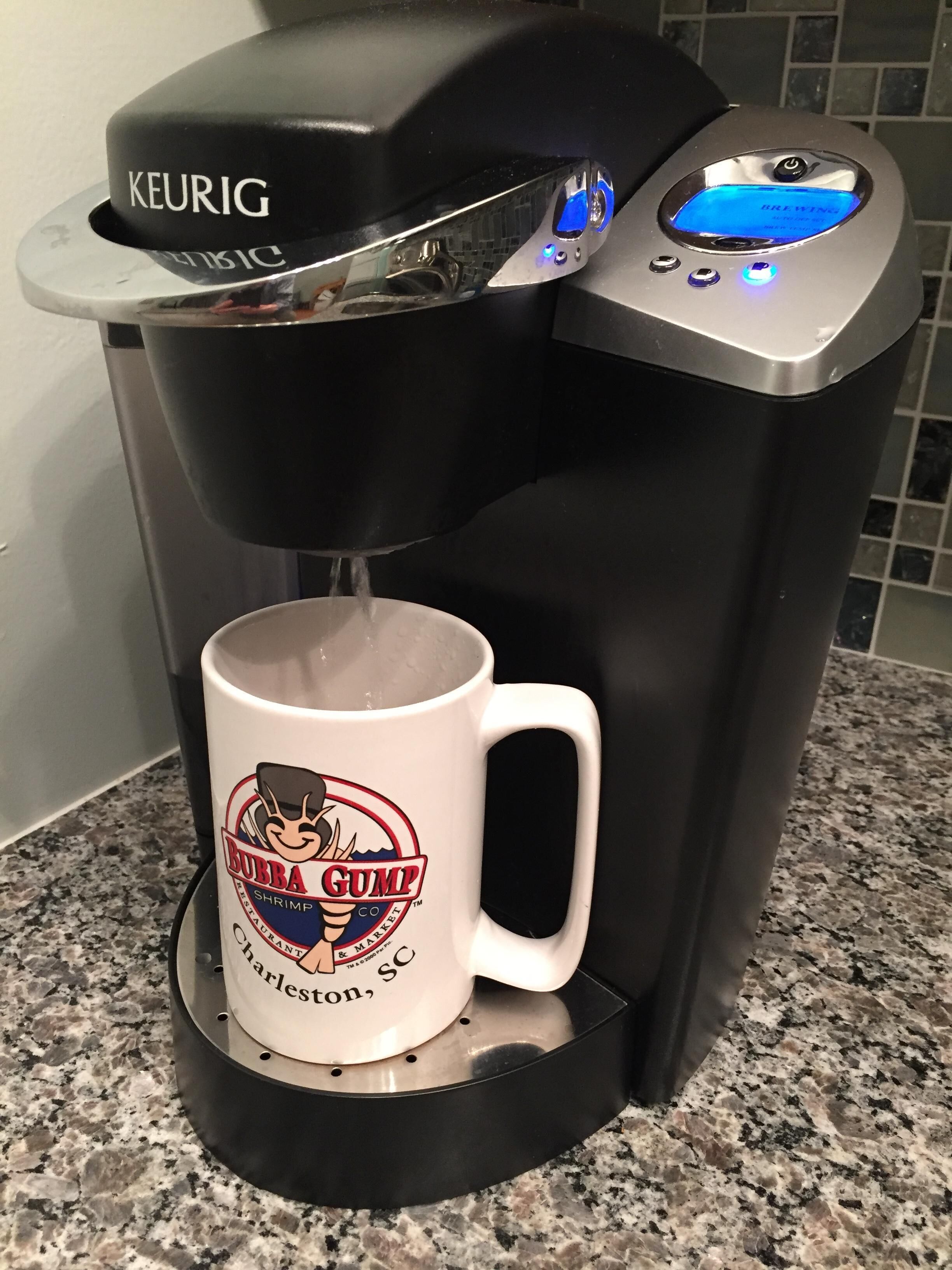 Una cafetera Keurig con una taza en el recipiente de goteo.