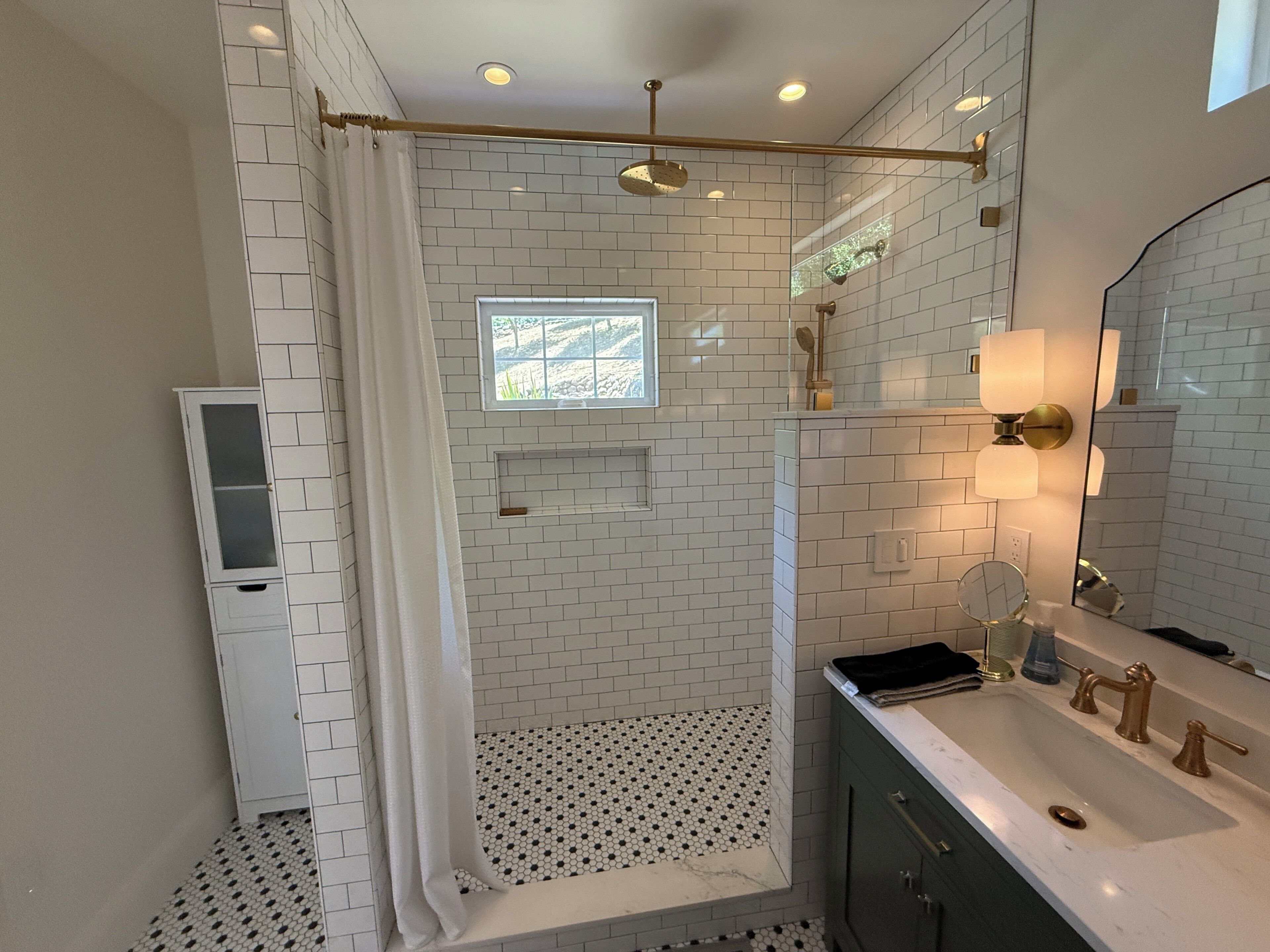 Ensemble douche/baignoire, baignoire à jets, sèche-cheveux, bidet