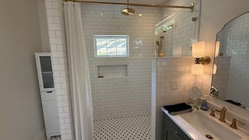 Ensemble douche/baignoire, baignoire à jets, sèche-cheveux, bidet