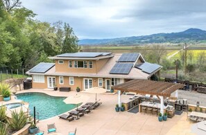 Outdoor pool - Large Outdoor Kitchen, Pool, Hot Tub, Firepit...8 Mins From Healdsburg Plaza (Healdsburg)