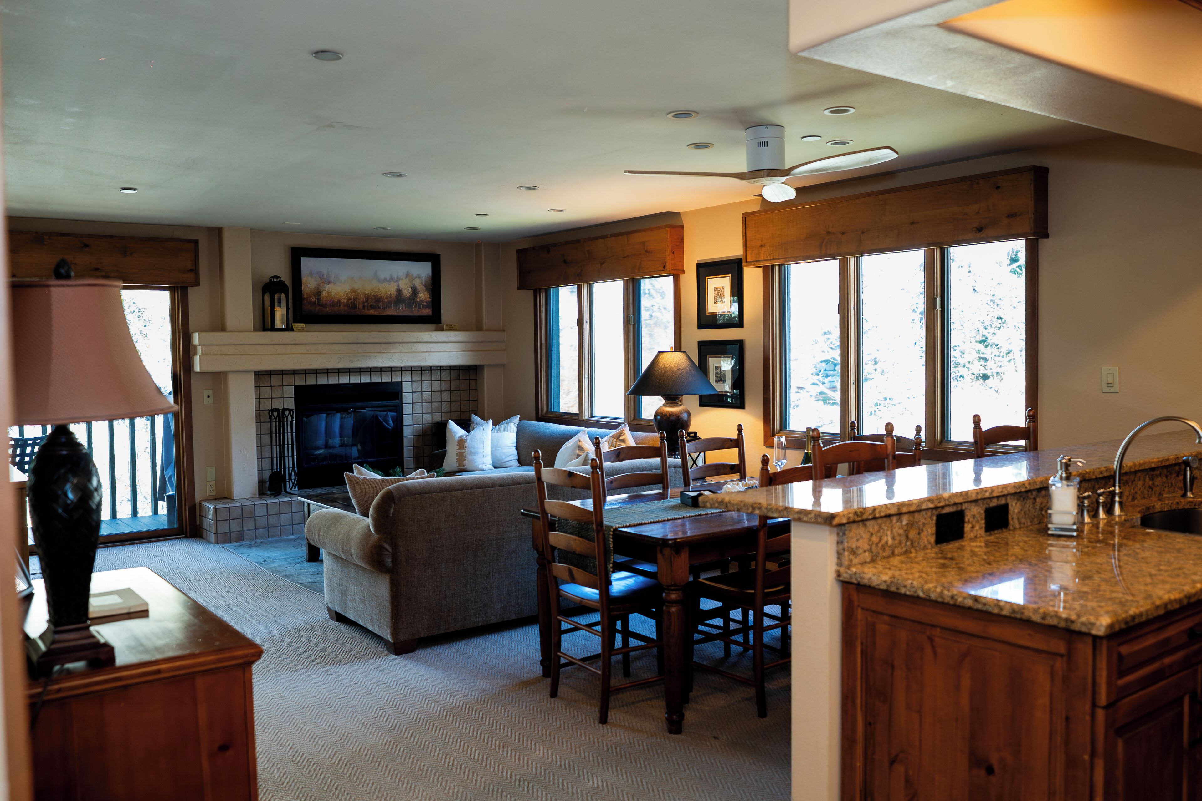 Smart TV, chimenea, libros y estéreo 