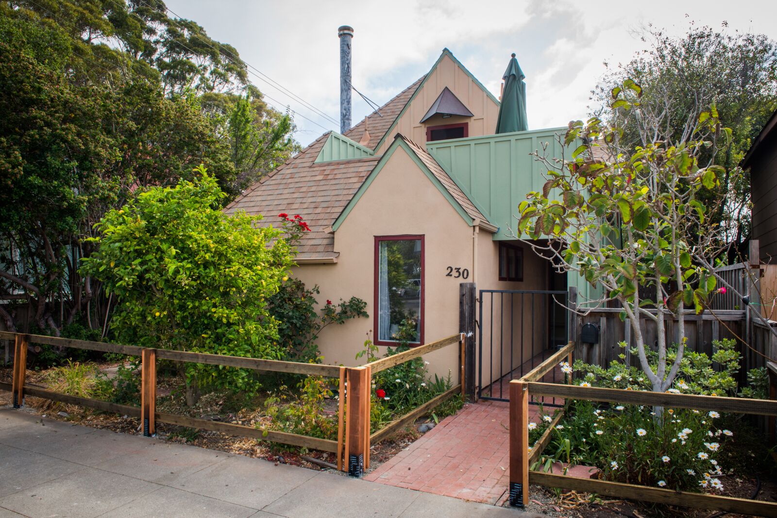 Walk to Boardwalk, Seabright Beach, Yacht Harbor and much much more