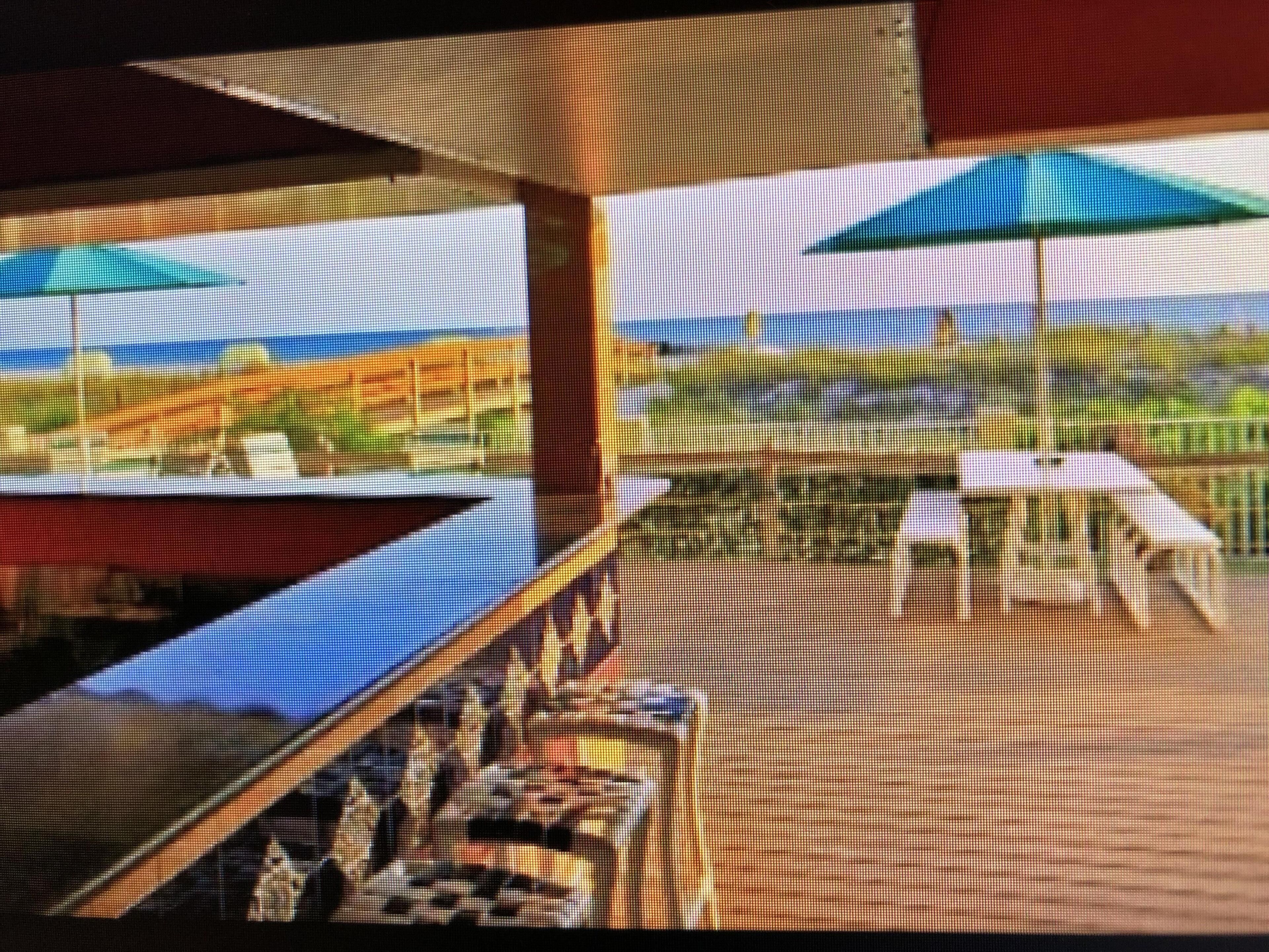Un restaurante con terraza, mesas y sombrillas.