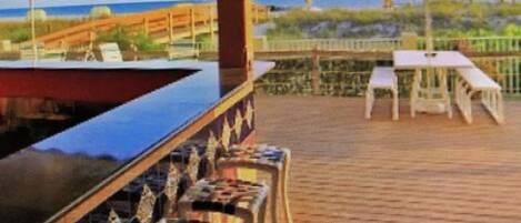 Un restaurante con terraza, mesas y sombrillas.