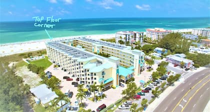 Penthouse/Beach Front/Free WiFi,Parking/Heated Pool/Gym/Grill/Bar/Beach Equipmen