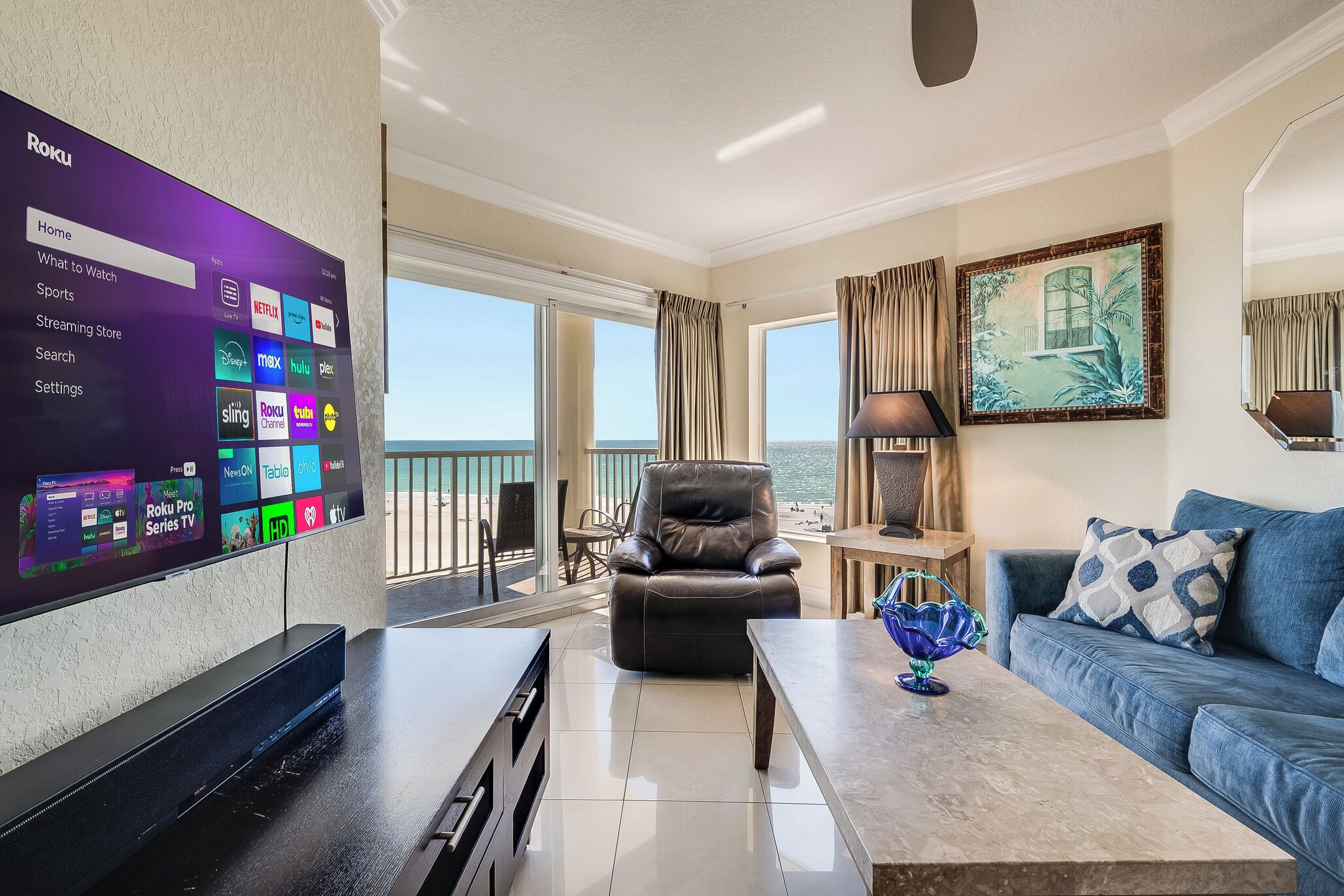 TV connectée, lecteur de DVD, table de tennis de table, livres