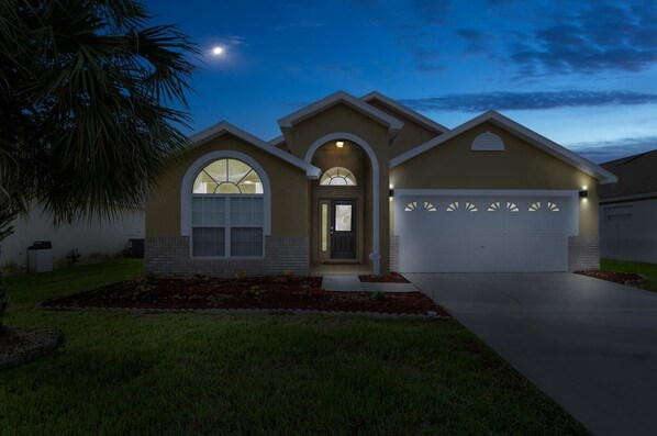 Exterior - Welcome to Celebration Villa, 3 miles from Disney World, southfacing pool/spa (Kissimmee)