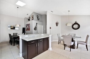 Dining - Welcome to Celebration Villa, 3 miles from Disney World, southfacing pool/spa (Kissimmee)