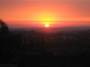 A sunset over a cityscape with buildings and a clear sky. - Special Italian Villa, Ocean/Sunset View, Pool, HotTub Near Attractions, Beaches (La Mesa)