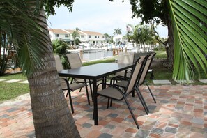 Outdoor dining - Private waterfront resort close to beach, family friendly, private dock, tiki  (Pompano Beach)