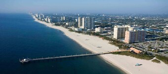 Private waterfront resort close to beach, family friendly, private dock, tiki 