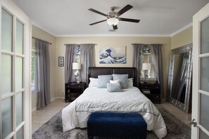 3 bedrooms, iron/ironing board, WiFi, bed sheets - LUXURY WATERFRONT ESTATE SEAWALL DOCKAGE & POOL (Key West)