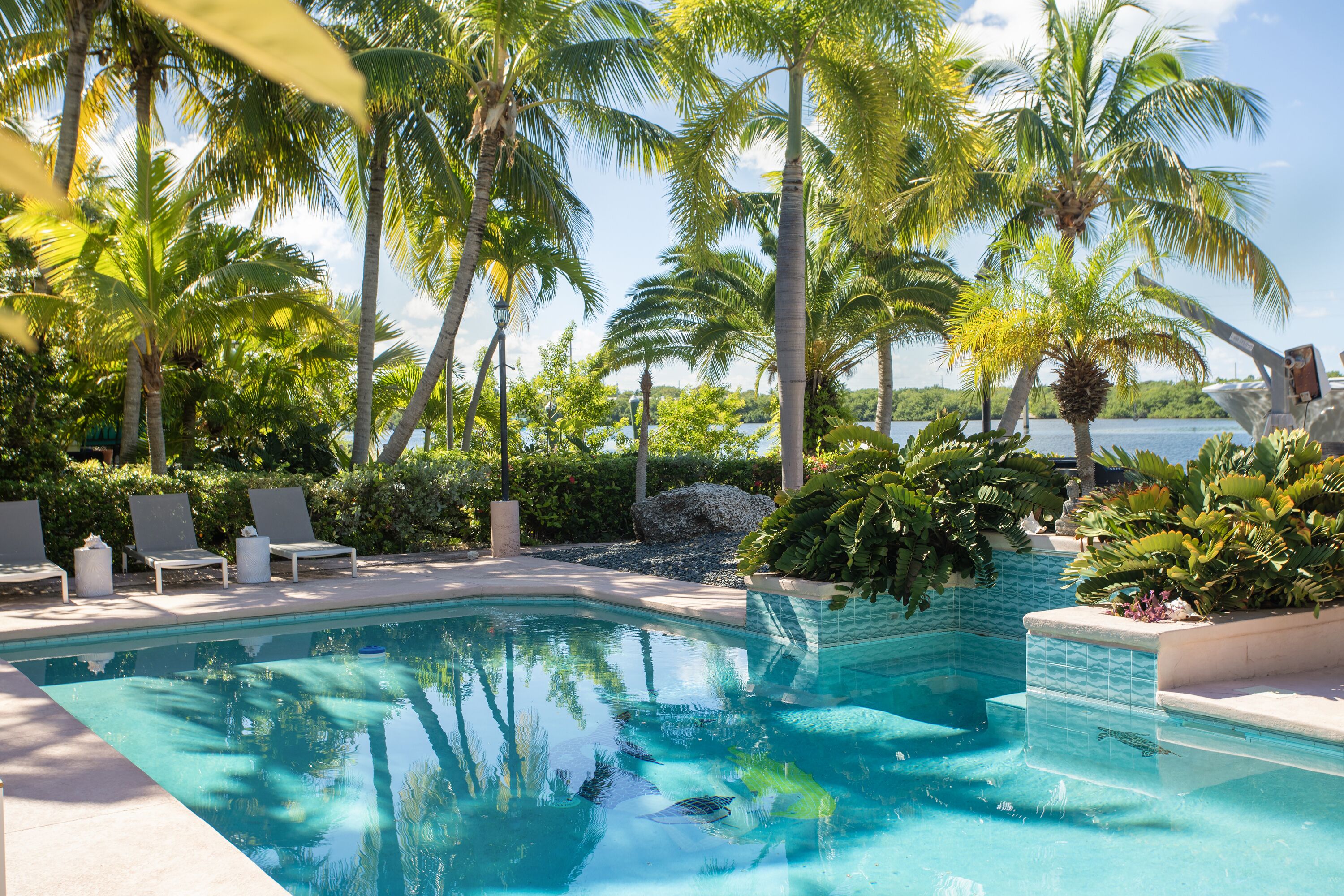 Een buitenzwembad, een verwarmd zwembad