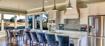 House Built For Groups - 4 Suites, 8 Beds, 5 TV's!