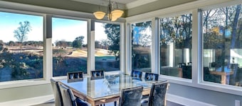 House Built For Groups - 4 Suites, 8 Beds, 5 TV's!