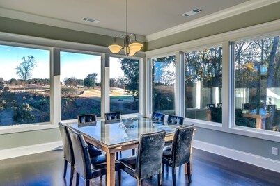 House Built For Groups - 4 Suites, 8 Beds, 5 TV's!