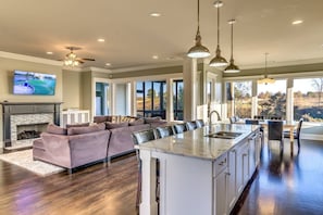 Interior - House Built For Groups - 4 Suites, 8 Beds, 5 TV's! (Prattville)