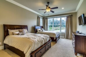 4 bedrooms, iron/ironing board, WiFi, bed sheets