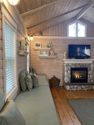 Nantucket Style Guest Cottage perfectly located near Juanita Beach in Kirkland!