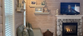 Nantucket Style Guest Cottage perfectly located near Juanita Beach in Kirkland!