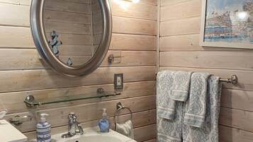 Chuveiro, secador de cabelo, toalhas de banho, sabonete