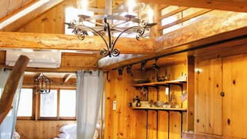 2 chambres, bureau, fer et planche à repasser, lit parapluie