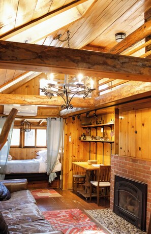 2 sovrum, skrivbord, strykjärn/strykbräda och resesäng