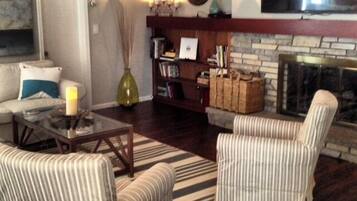 Smart TV, fireplace, books, stereo