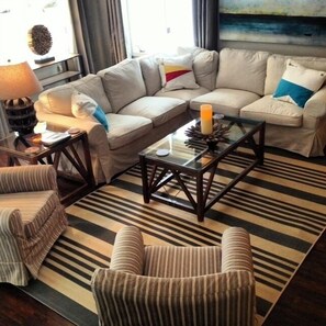 Smart TV, fireplace, books, stereo