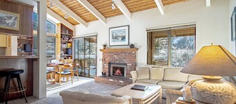 Sun Valley #120-Hot Tub, Pool, Spa, Common Game Room, 10 minute Walk to Town & Lifts