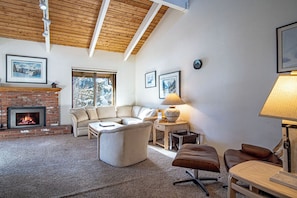 Televisión, chimenea, tenis de mesa y estéreo 