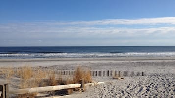 Plage à proximité, chaises longues