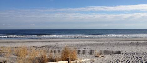 Ubicación cercana a la playa y tumbonas