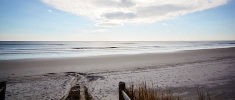 Nära stranden och solstolar